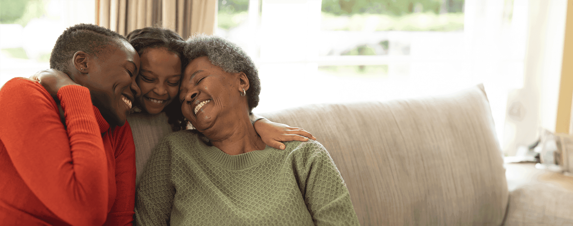 Família sorrindo representando convivência e longevidade